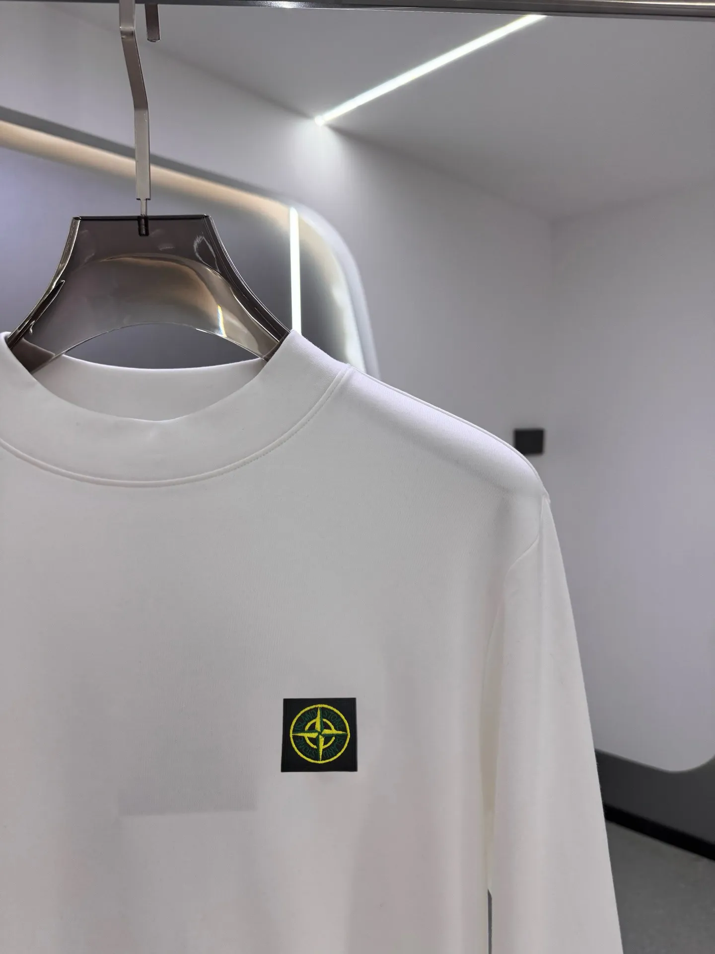 P220 Stone Island 2025 autumn and winter men's latest trade order mid-collar bottoming shirt, in full condition! ! Designed with logo embroidery! Customized 100% pure cotton fabric! Weighing 330g, the upper body is comfortable and breathable, not stiff, and has a rich three-dimensional feel overall. It is a quality export order that meets the simple needs of commuters. The upper body effect is very good, slimming, and not picky about the figure. The fabric workmanship is impeccable. Black White Size: XS-2XL